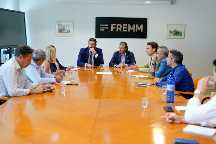 Reunión mantenida por el vicepresidente y consejero de Interior, Emergencias y Ordenación del Territorio, José Ángel Antelo, y representantes de la Asociación Empresarial de Energías Renovables y Ahorro Energético de Murcia (AREMUR)