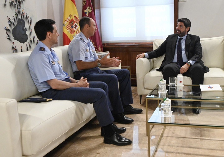 Recepción del presidente de la Comunidad, Fernando López Miras, al coronel director saliente de la Academia General del Aire de San Javier, Pascual Soria, y a su relevo, el coronel Luis Felipe González Asenjo