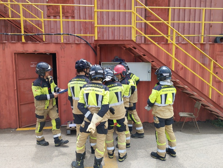 Los bomberos del CEIS amplían su formación ante actuaciones que supongan un riesgo eléctrico