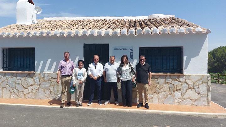 El director del IMIDA, Andrés Martínez (3i), junto a representantes gubernamentales de Japón y del Ministerio de Agricultura de España.