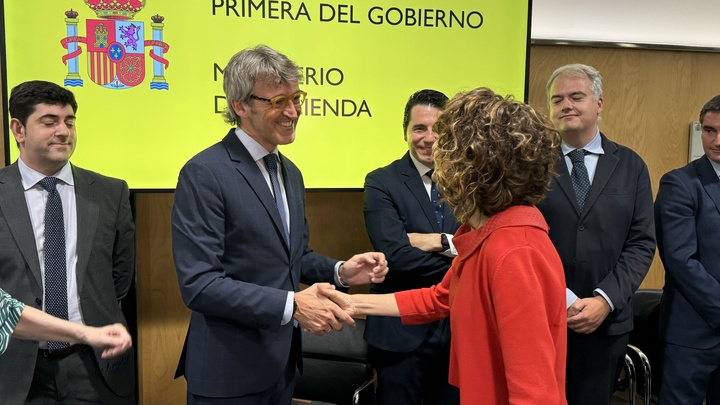 El consejero de Economía, Hacienda y Empresa, Luis Alberto Marín, saluda a la ministra de Hacienda, María Jesús Montero, tras la reunión del Consejo de Política Fiscal y Financiera