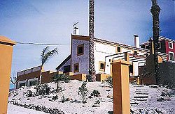 Caserío Rural (Ojos). Vista del entorno y fachadas de las viviendas