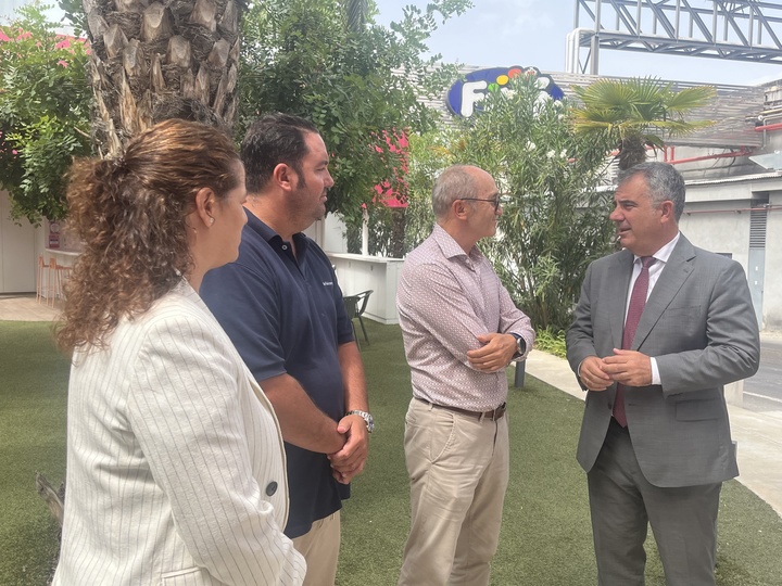 El consejero de Medio Ambiente, Universidades, Investigación y Mar Menor, Juan María Vázquez, visitó la planta de la industria The Fini Company, ubicada en Molina de Segura, acompañado de sus fundadores y presidentes Antonio Andrés Sánchez y Manuel Sánchez