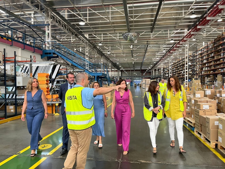 La consejera de Política Social, Familias e Igualdad, Conchita Ruiz, durante su visita a la empresa Hefame, reconocida con el Distintivo de Igualdad (2 de 2)