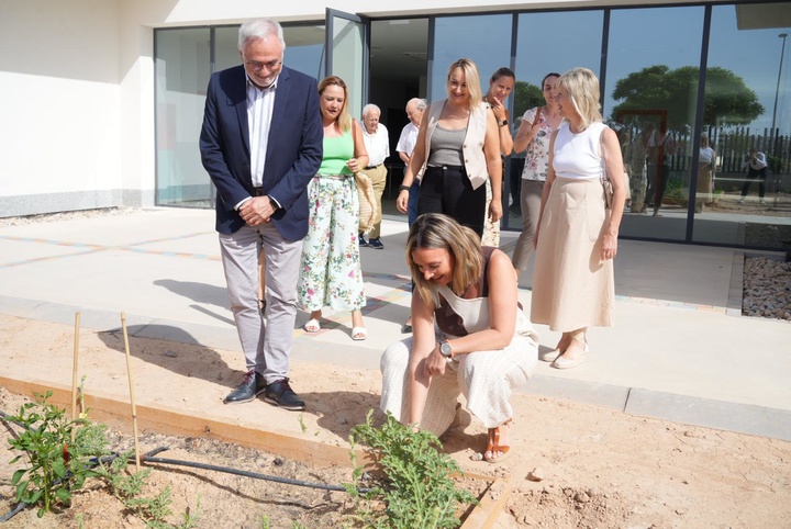 La consejera de Política Social, Familias e Igualdad, Conchita Ruiz, durante su visita a la nueva residencia para personas con discapacidad intelectual (2 de 2)