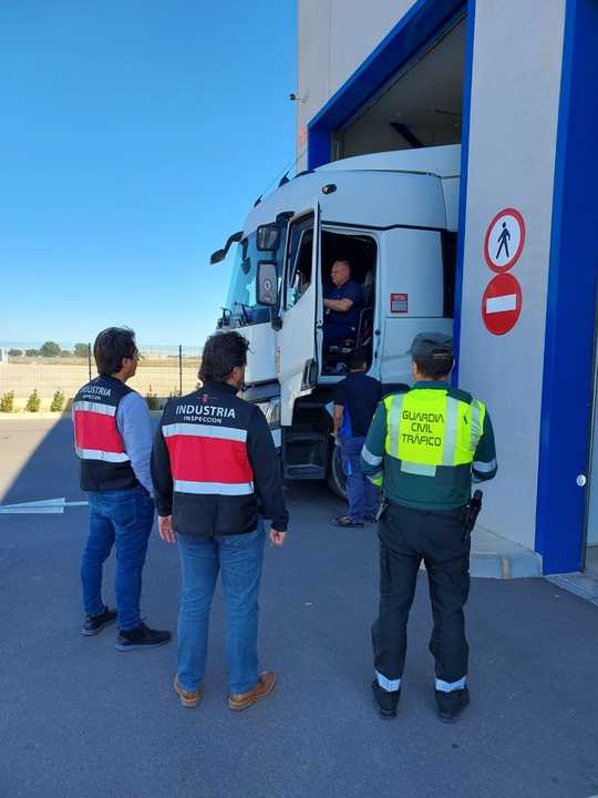 Guardia Civil y Técnicos de la Dirección General de Energía y Actividad Industrial y Minera en una estación ITV
