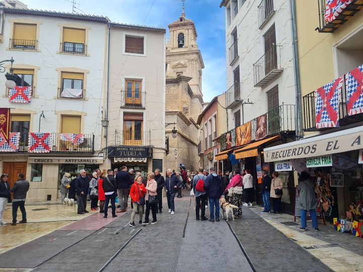 Una imagen de peregrinos dispuestos a iniciar la subida a la Basílica de la Vera Cruz.