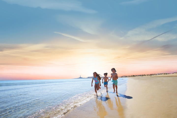 Niños disfrutando de una playa de La Manga