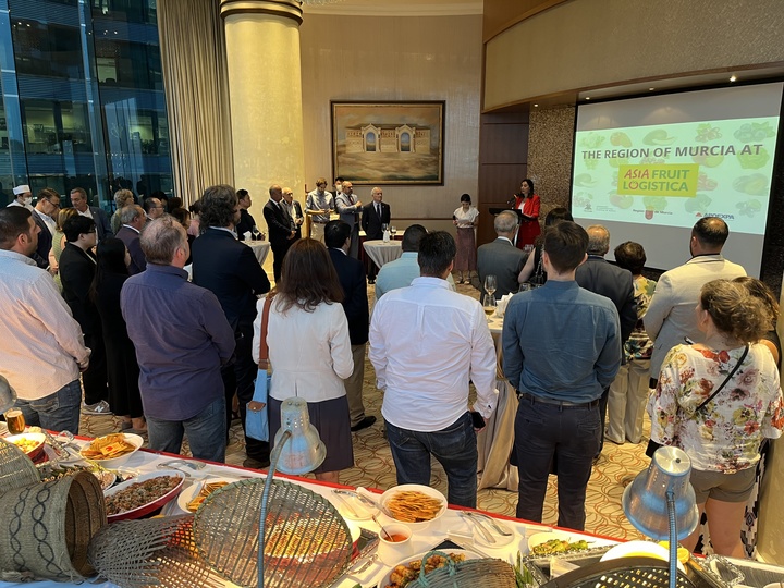 Imagen de la recepción celebrada este martes en Hong Kong donde se han reunido productores de la Región de Murcia con importadores asiáticos donde se han degustado productos de la Región
