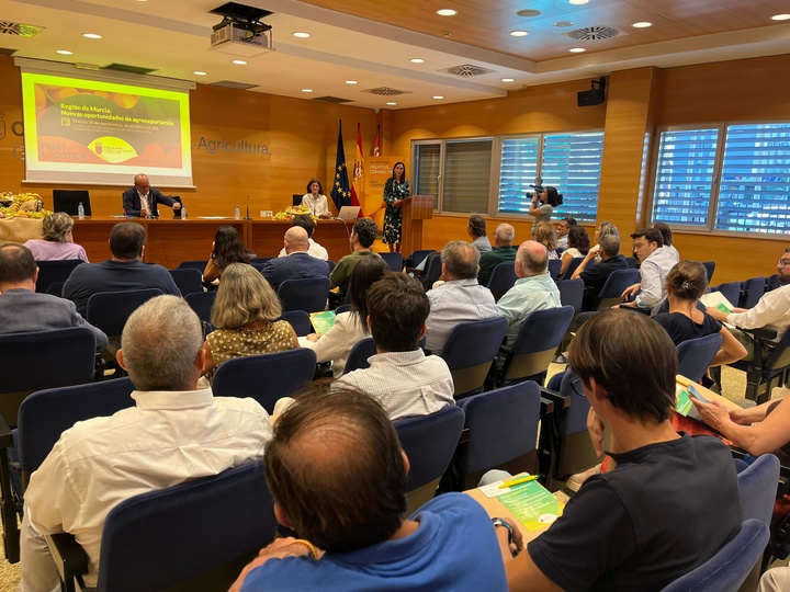 Imagen de la consejera Sara Rubira durante la inauguración de la Jornada Nuevas Oportunidades de Agroexportación