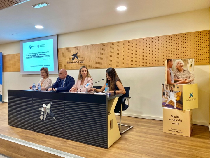 La consejera de Política Social destaca la importancia de "continuar desarrollando modelos de atención a las personas con discapacidad adaptados a cada etapa de su vida"