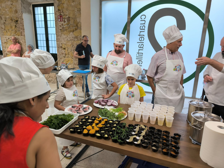 Una veintena de abuelos cocinan con sus nietos recetas tradicionales en la 'Semana del Mayor' (1)