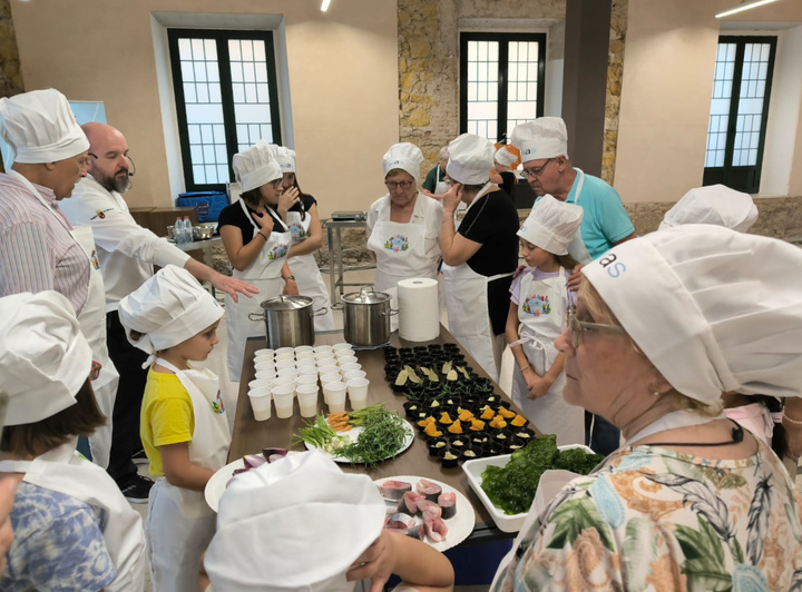 Una veintena de abuelos cocinan con sus nietos recetas tradicionales en la 'Semana del Mayor' (2)