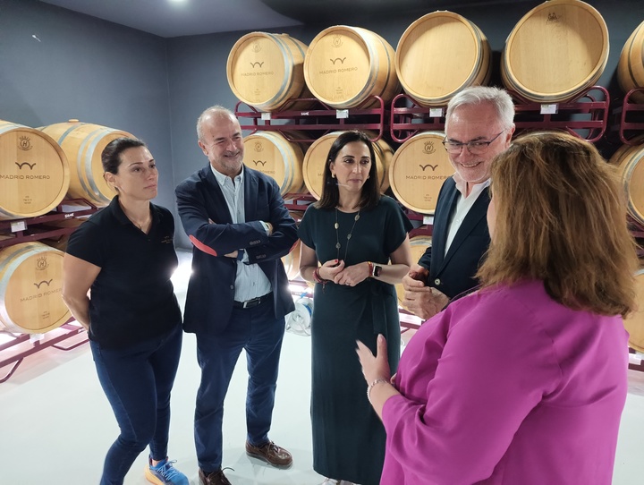 Imagen de la consejera Sara Rubita en la bodega Madrid Romero durante la presentación de sus dos nuevos vinos