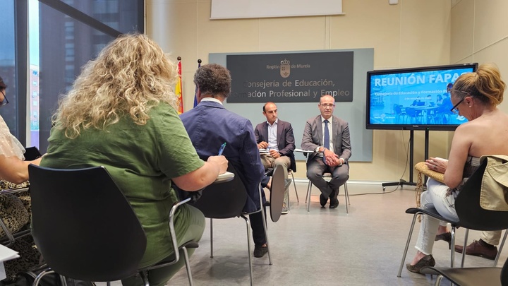 El consejero de Educación se reúne con las federaciones de asociaciones de madres y padres de alumnos