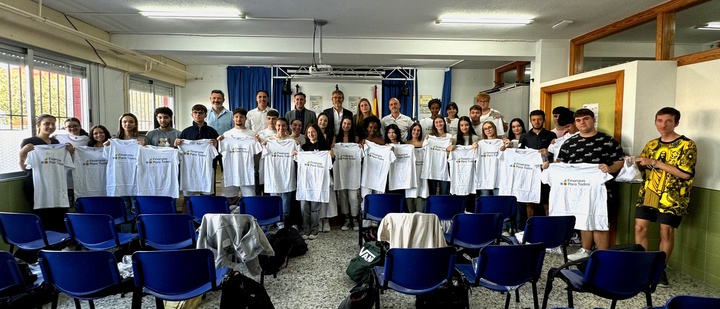 El consejero de Hacienda y el alcalde de San Pedro del Pinatar, junto con los docentes y alumnos del IES Manuel Tárraga que han participado hoy en una de las actividades organizadas con motivo del Día de la Educación Financiera