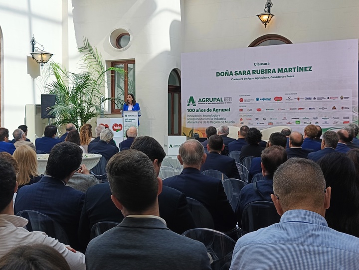 La consejera de Agricultura clausura la jornada del centenario de Agrupal y destaca "el espíritu de superación y entrega de la industria alimentaria"