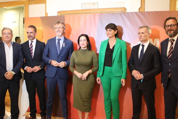 El consejero de Economía, Hacienda, Fondos Europeos y Transformación Digital, Luis Alberto Marín, acompañado de la alcaldesa de Yecla, Remedios Lajara, la secretaria de Estado de Digitalización e Inteligencia Artificial, María González y el director y el presidente del CETEM, José Francisco Puche y Pedro Arcas