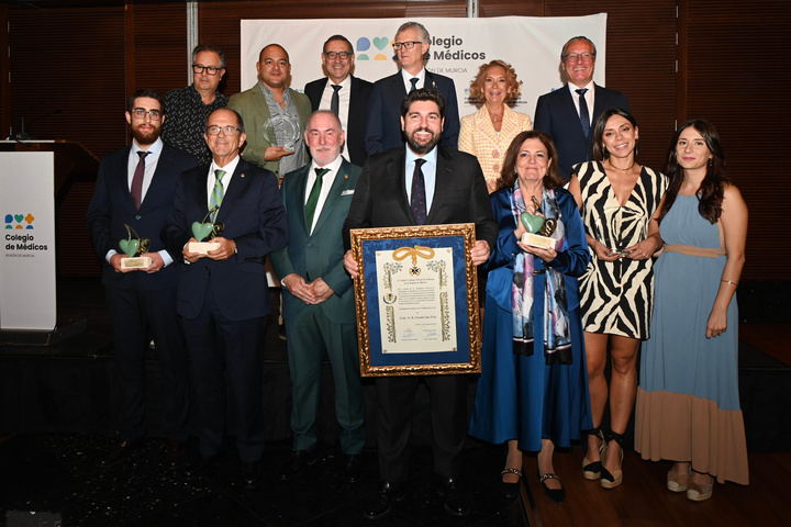 López Miras recibe la Medalla de Colegiado de Honor con Emblema de Oro del Colegio Oficial de Médicos de la Región de Murcia (1)