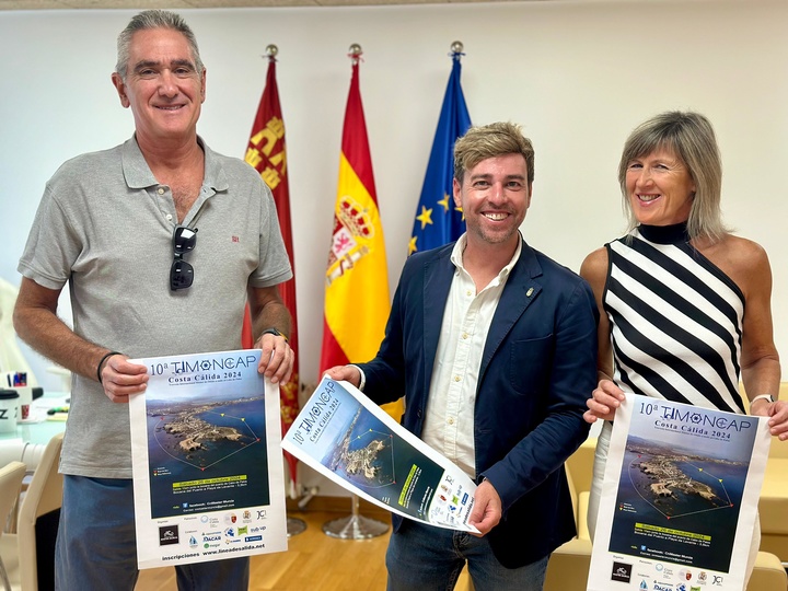 La décima edición de la vuelta a nado al faro de Cabo de Palos, con el apoyo de la Comunidad Autónoma, reúne este año a más de 350 nadadores