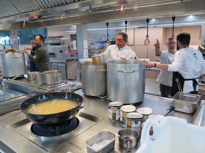 250 personas entre cocineros y voluntarios preparan en el CCT de Murcia 20.000 raciones de comida para los afectados por la DANA