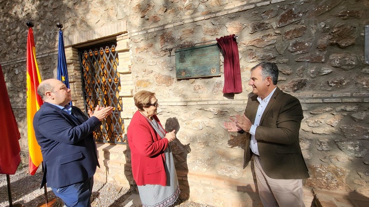 El consejero, Juan María Vázquez, junto a Julia Musso, biznieta de José Musso, durante el descubrimiento de la placa conmemorativa