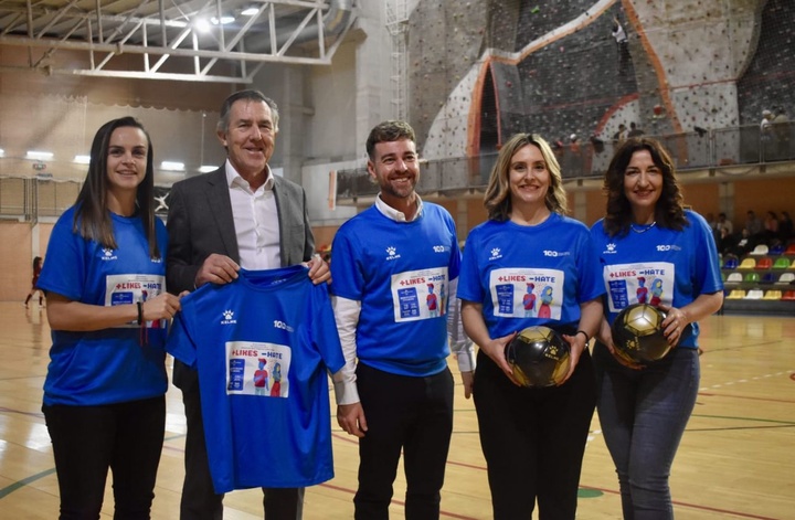 La consejera de Política Social, Conchita Ruiz, durante el partido de fútbol sala femenino contra la violencia de género