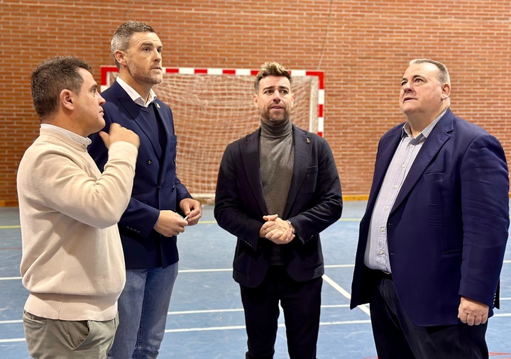 El director general de Deportes, Fran Fernández (2d) y el alcalde de Caravaca de la Cruz, José Francisco García (2i), durante la visita al pabellón.