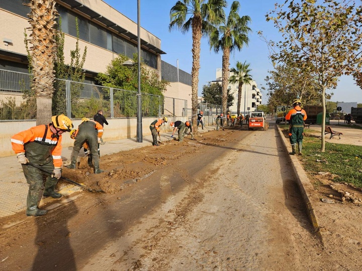 Efectivos de la Región de Murcia trabajan en Paiporta esta semana en la reconstrucción de calles y espacios públicos asolados por las lluvias torrenciales