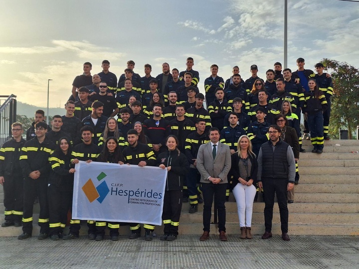 Alumnos de emergencias y protección civil del CIFP Hespérides se trasladan a Valencia para ayudar en las tareas de limpieza