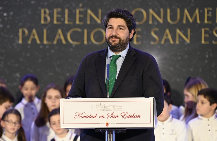 El presidente de la Comunidad inaugura el belén monumental del Palacio de San Esteban