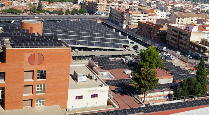 Las placas fotovoltaicas instaladas en el hospital Virgen de la Arrixaca evitarán la emisión de 400 toneladas de dióxido de carbono al año (1)