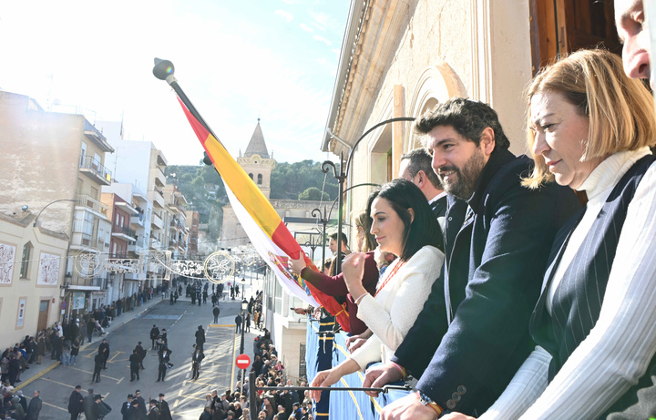López Miras asiste a la bajada de la patrona de Yecla y celebra "el trabajo bien hecho" para que las Fiestas de la Virgen ya sean de Interés Turístico Internacional (3)