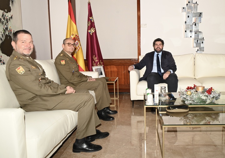 El presidente de la Comunidad, Fernando López Miras, recibe al coronel jefe saliente del Regimiento de Artillería Antiaérea Número 73 (RAAA 73), Carlos Quijano; y a su relevo, José Ángel Úbeda