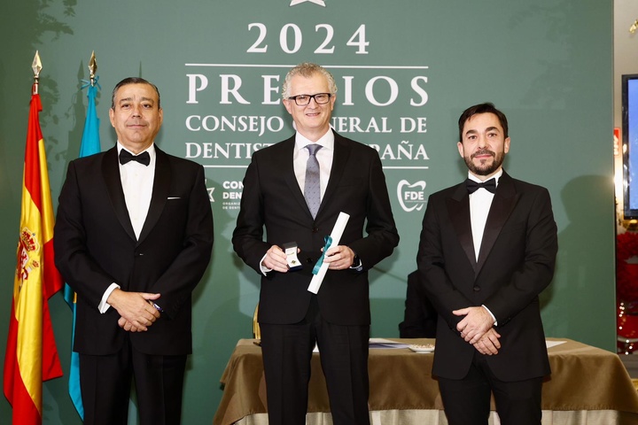 El Consejo General de Dentistas de España nombra 'Miembro de Honor' al consejero de Salud