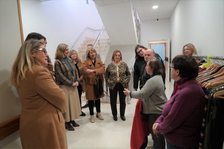La consejera de Política Social, Familias e Igualdad, Conchita Ruiz, junto con el alcalde de Caravaca de la Cruz, José Francisco García, durante su visita a la residencia y centro de día de Apcom (2)