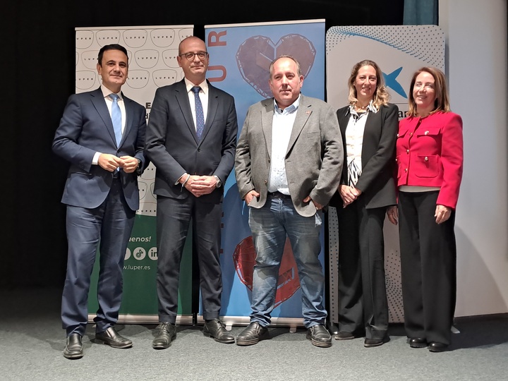 El consejero de Educación inaugura la jornada de Direcmur sobre innovación para liderar