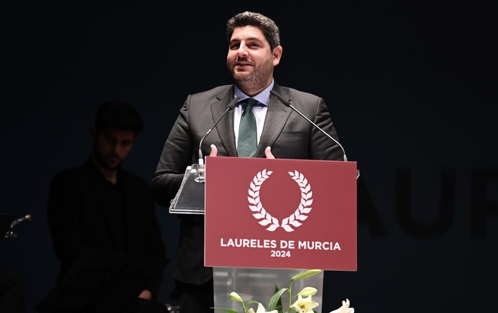 López Miras resalta que los galardonados con los Laureles de Murcia "contribuyen cada día a que la Región de Murcia siga avanzando"