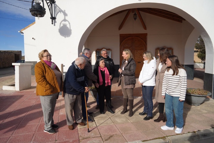 La consejera de Política Social, Familias e Igualdad, Conchita Ruiz, junto con el alcalde de Moratalla, Juan Soria, y los vecinos de El Sabinar (2)