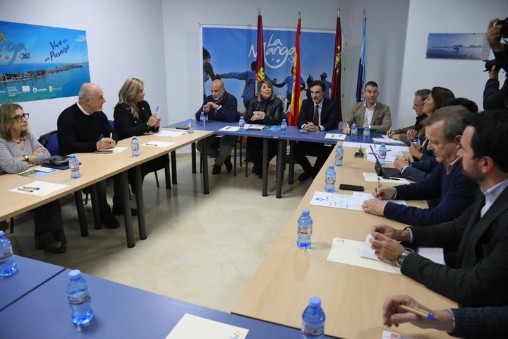 El consejero de Fomento e Infraestructuras, Jorge García Montoro, la alcaldesa de Cartagena, Noelia Arroyo, y la presidenta del Consorcio de La Manga, Esperanza Nieto, durante la reunión del Consorcio de La Manga.