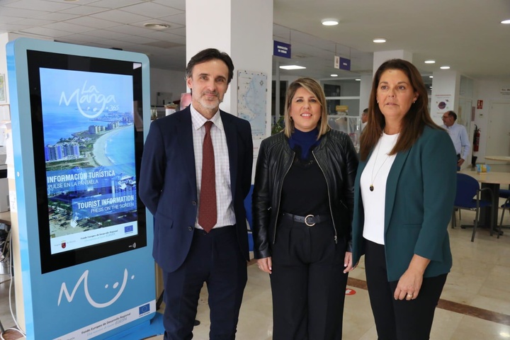 El consejero de Fomento e Infraestructuras, Jorge García Montoro, la alcaldesa de Cartagena, Noelia Arroyo, y la presidenta del Consorcio de La Manga, Esperanza Nieto, durante la reunión del Consorcio de La Manga. (2)