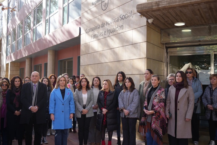 La consejera de Política Social, Familias e Igualdad, Conchita Ruiz, durante el minuto de silencio por el último caso relacionado con violencia de género