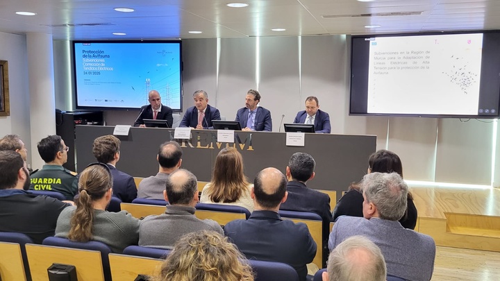El consejero de Medio Ambiente, Universidades, Investigación y Mar Menor, Juan María Vázquez, junto al presidente de la Federación Regional de Empresarios del Metal de Murcia ( FREMM), Alfonso Hernández, y al presidente del Gremio de Instaladores Eléctricos de la Región de Murcia, Javier Ríos, durante la jornada info