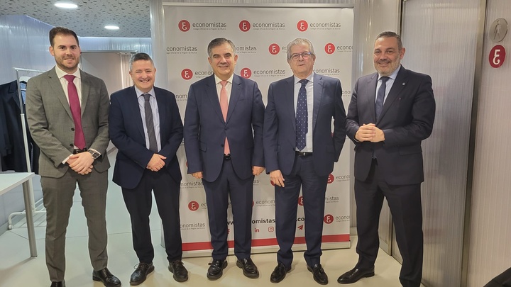 El consejero de Medio Ambiente, Universidades, Investigación y Mar Menor, Juan María Vázquez, con el decano del Colegio de Economistas de la Región de Murcia, Ramón Madrid, y miembros de su Junta Directiva.