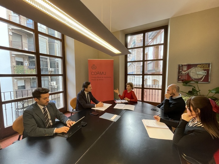 El consejero de Fomento e Infraestructuras, Jorge Garcia Montoro, y la decana-presidenta del Colegio Oficial de Arquitectos de la Región de Murcia (COAMU), María José Peñalver Sánchez, durante la reunión sobre el nuevo modelo de 'vivienda asequible' que impulsa el Ejecutivo regional (2)