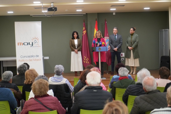 La consejera de Política Social, Conchita Ruiz, junto al alcalde de Lorca, Fulgencio Gil, durante el acto de presentación del programa 'Cercanos' en el municipio (2)