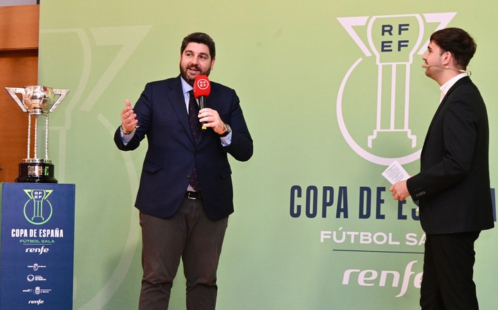López Miras, durante el sorteo de la Copa de España de fútbol sala (3)