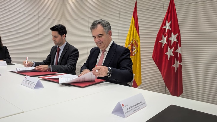 El consejero de Medio Ambiente, Universidades, Investigación y Mar Menor, Juan María Vázquez, durante la firma con el consejero de Educación, Ciencia y Universidades de la Comunidad de Madrid, Emilio Viciana, un protocolo general de actuación para la cooperación en los ámbitos de la educación superior, investigación e innovación.