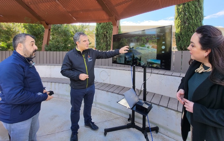 El consejero de Medio Ambiente, Universidades, Investigación y Mar Menor, Juan María Vázquez, observa en la pantalla lo que está filmando el dron en el aire.