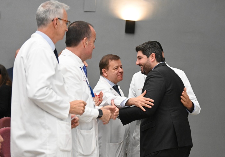 López Miras visita el Hospital de la Arrixaca con motivo de la presentación de los actos por su 50 aniversario (3)